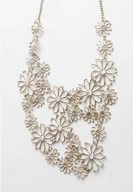 Colar com várias flores douradas